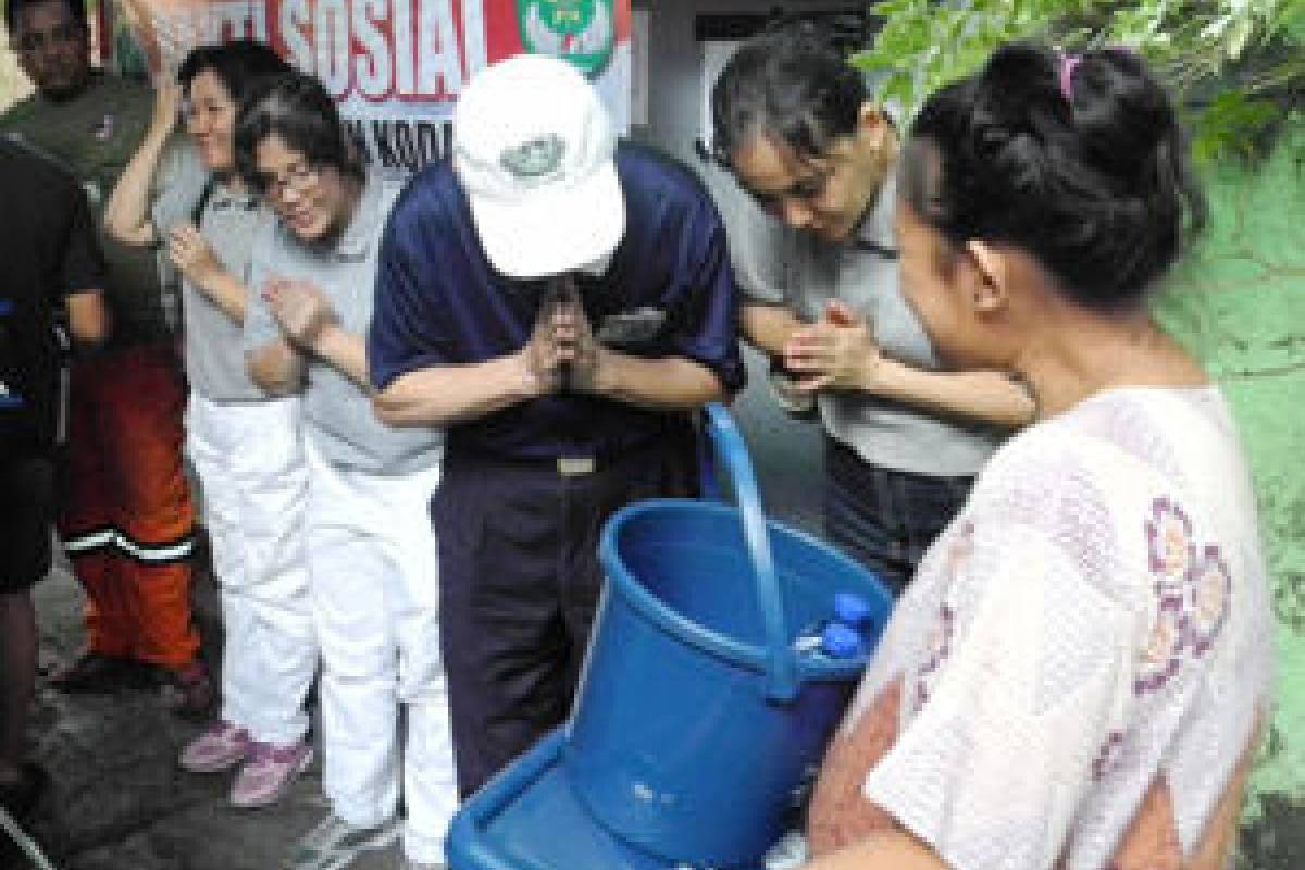 Mengulurkan Tangan, Meringankan Derita