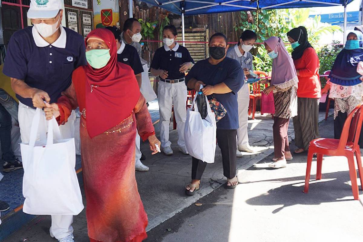 Sukacita Warga Kelurahan Sunter Agung Mendapat Paket Sembako Tzu Chi