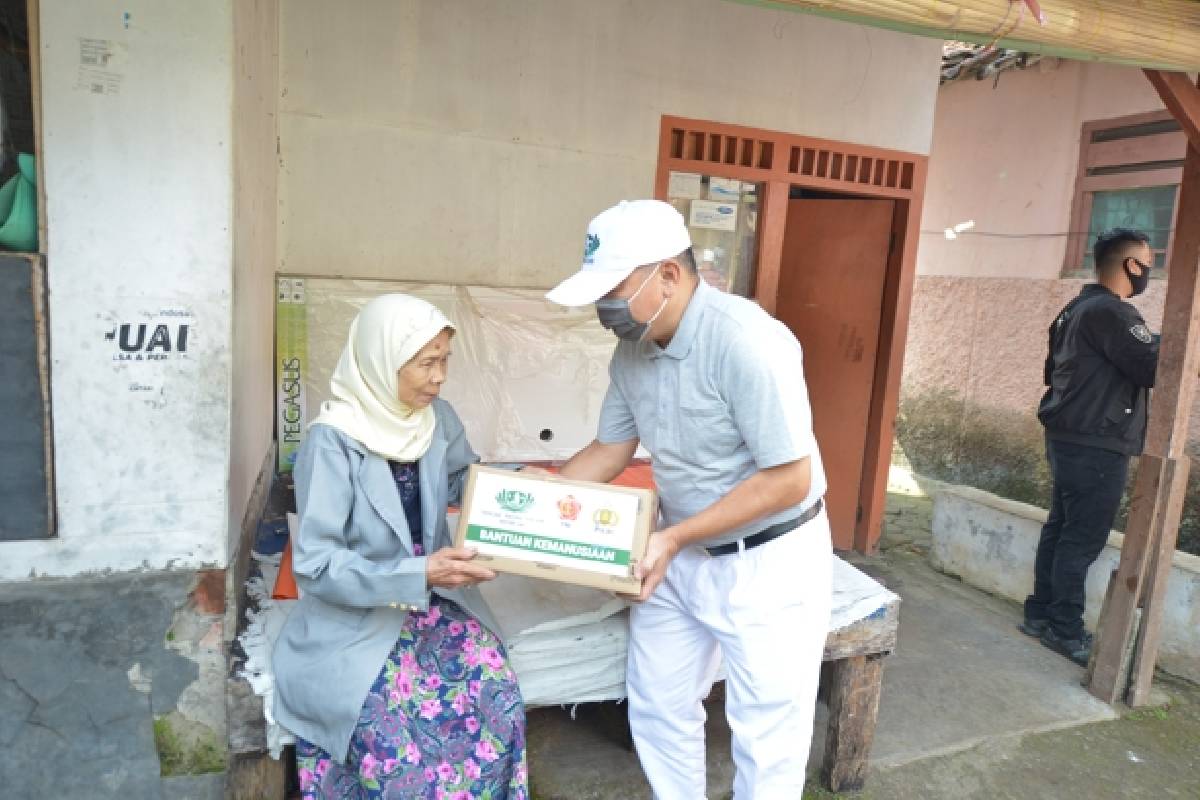 Paket Sembako untuk Warga Sukabumi