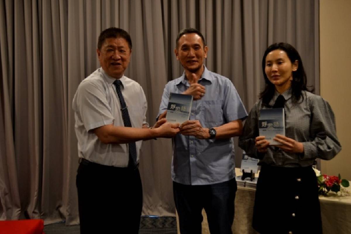 Buku Kata Perenungan Master Cheng Yen di Ozone Hotel