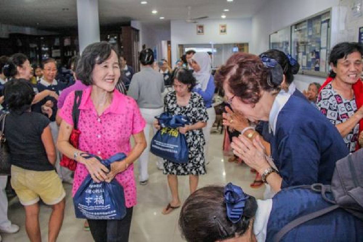 Menyambut Imlek, Tzu Chi Makassar Berbagi Bingkisan