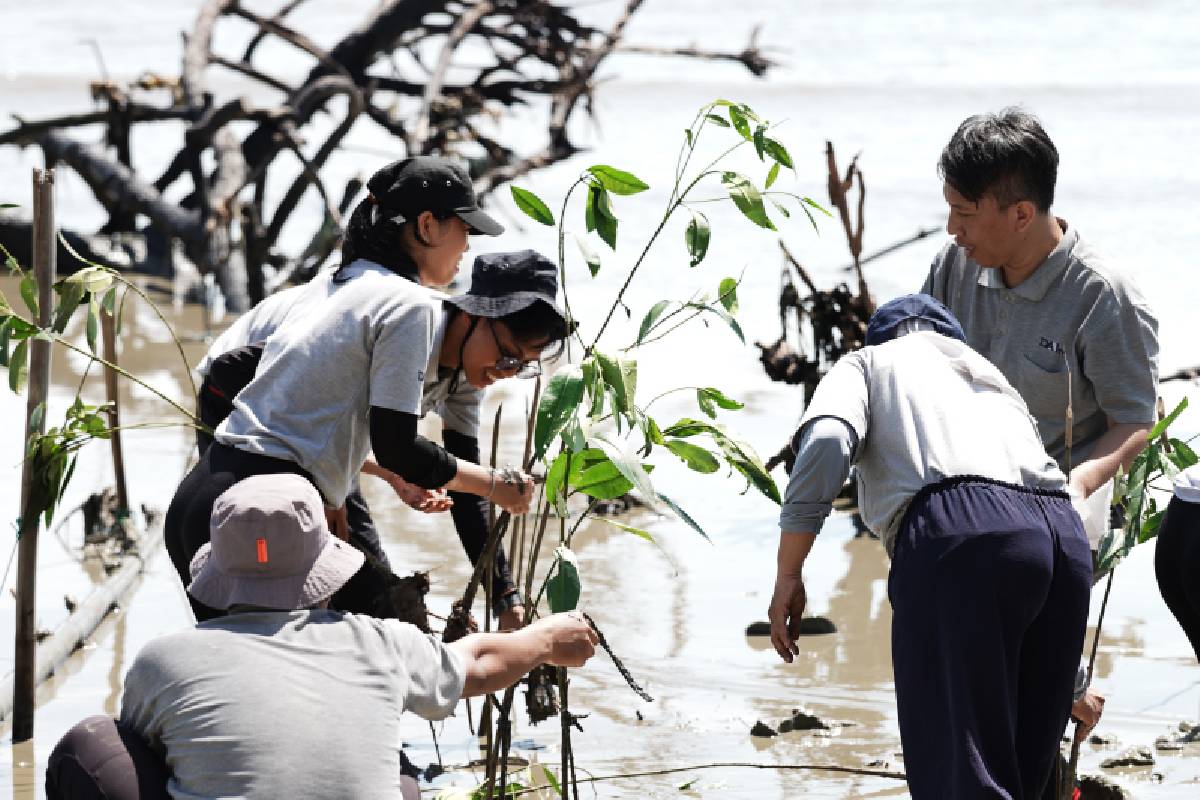 Menanam 1350 Bibit Kebaikan di Pesisir Pantai Deli Serdang