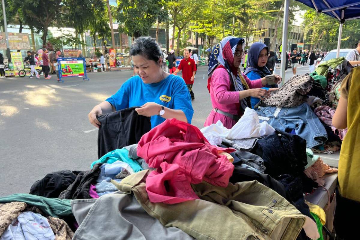Pekan Amal Tzu Chi Makassar: Menebar Berkah Lewat Pakaian Layak Pakai di Car Free Day Sudirman