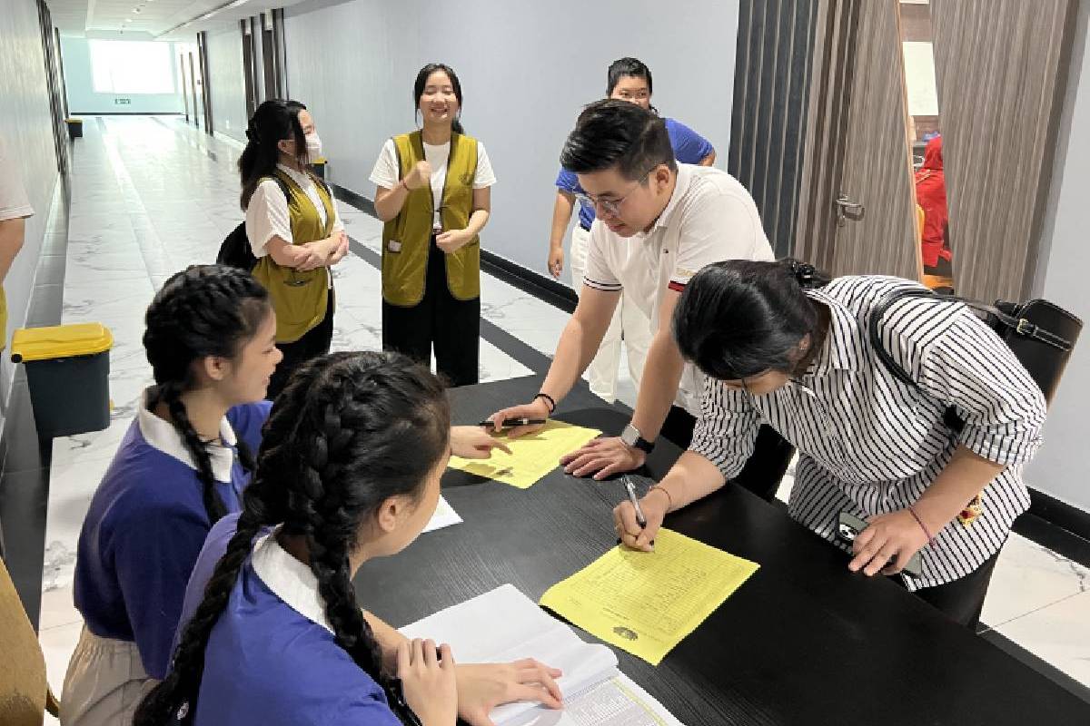 Donor Darah dengan Muda Mudi Tzu Chi di UNPRI