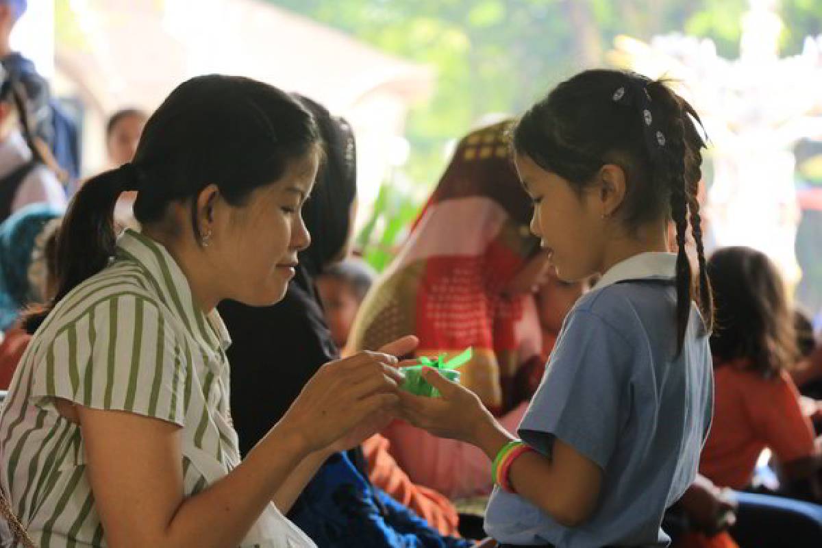 Peringati Hari Ibu, 1300 Anak Basuh Kaki Ibu Secara Bersama