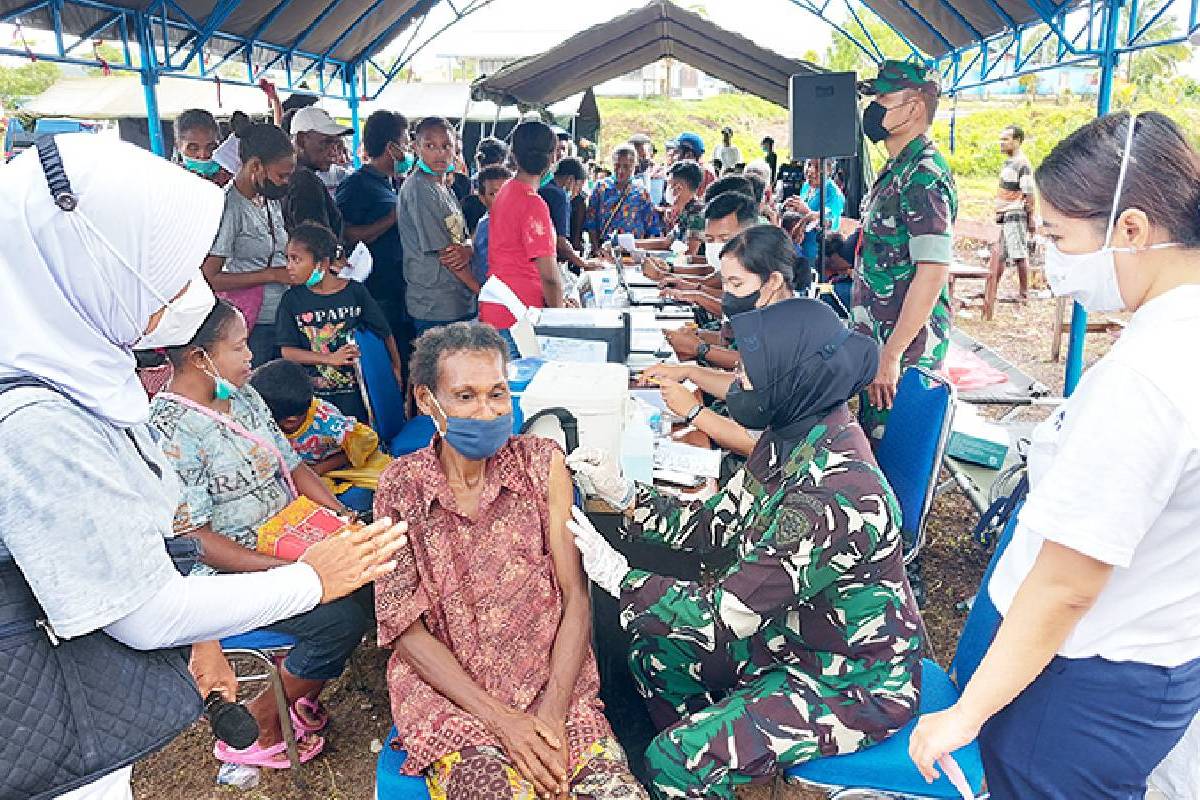 Vaksinasi di Kampung Sambawofuar Distrik Samofa