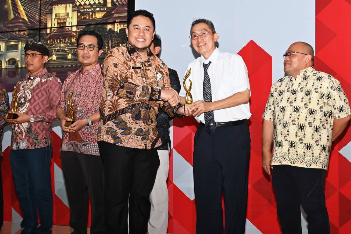 Bersama Hadirkan Manfaat, Tzu Chi Terima Penghargaan Atas Kontribusi Sosial di Kabupaten Bekasi