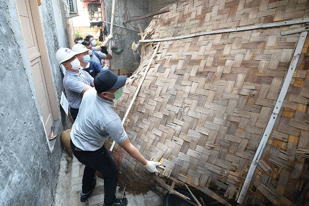 Program Bebenah Kampung Tzu Chi Tahap ke-4 di Kamal Muara: Dimulainya Proses Pembongkaran Rumah