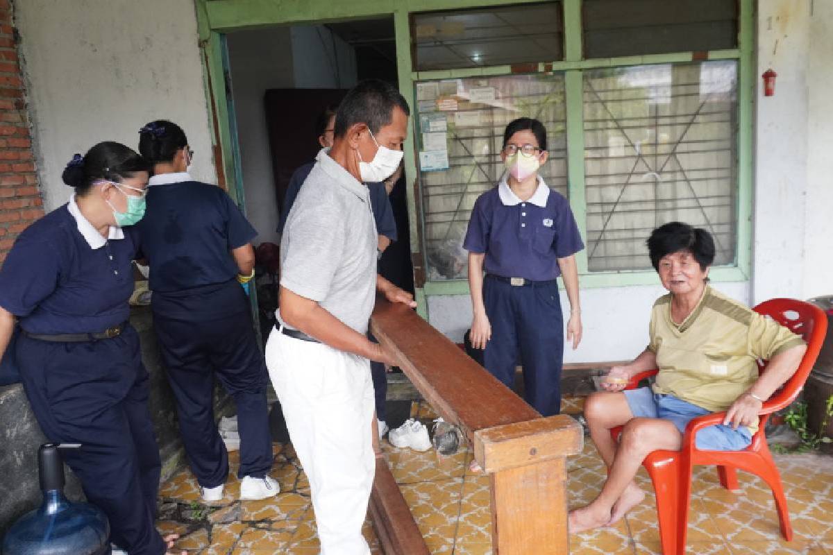 Bersukacita Membersihkan Rumah Ibu Liang Hong