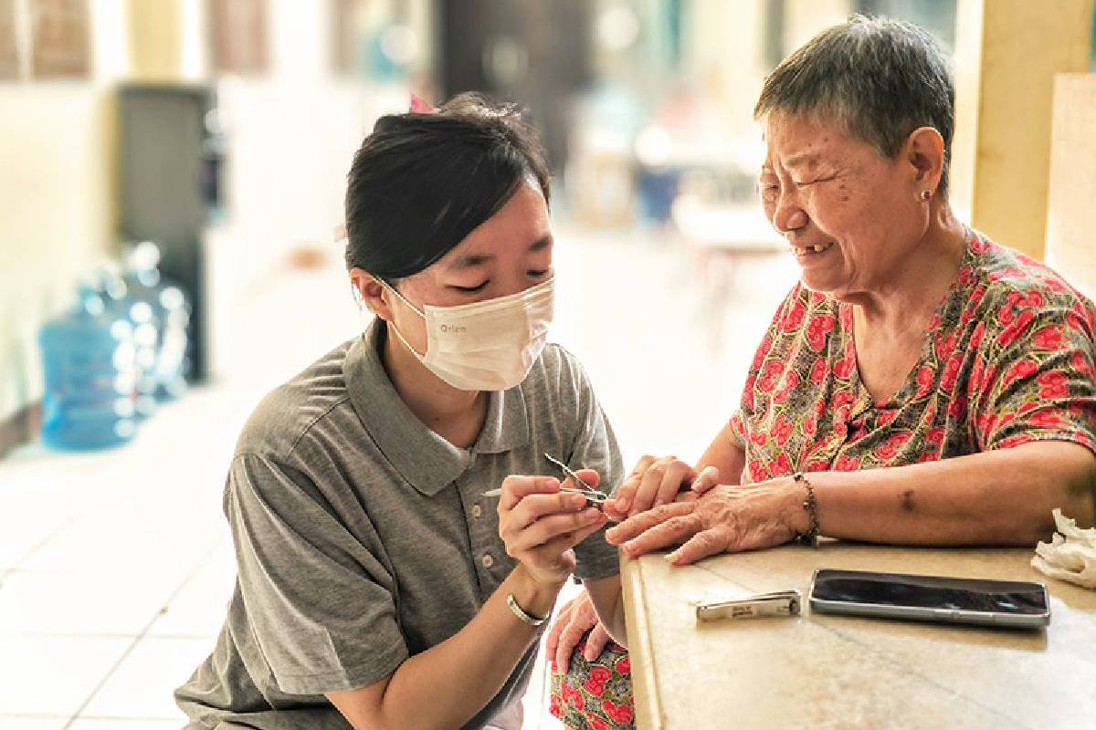 Berbagi Cinta Kasih dengan Opa dan Oma