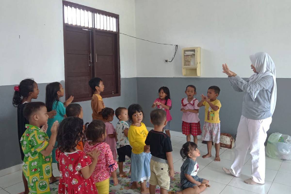 Berbagi Kasih ke Tiga Balai Penitipan Anak 