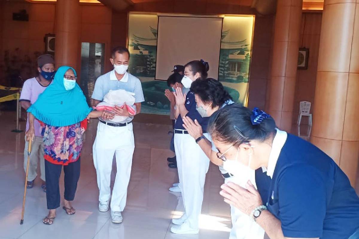 Paket Lebaran 2022: Sukacita pada Pembagian 500 Paket Lebaran di Kota Padang