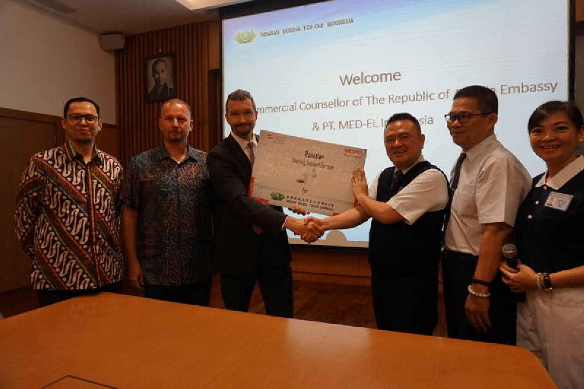 Donasi Implan Pendengaran dari PT Medel Indonesia