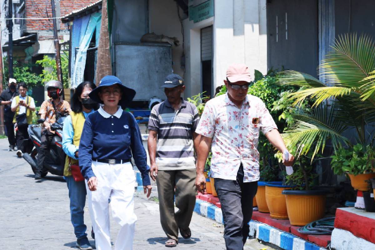 Renovasi Rumah Tidak Layak Huni di Surabaya: Panas Terik, Dingin Hujan Tak Surutkan Semangat Menjaring Berkah