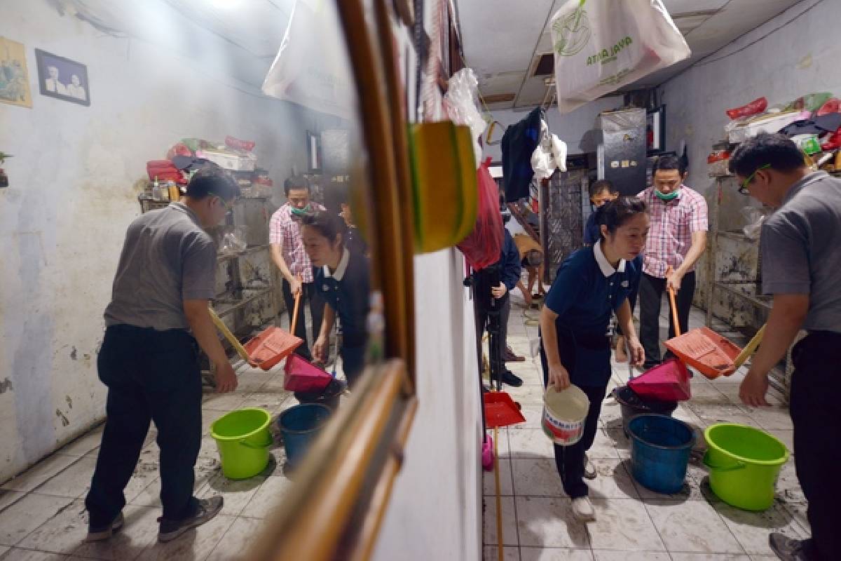 Relawan Tzu Chi Bantu Bersihkan Rumah Korban Banjir