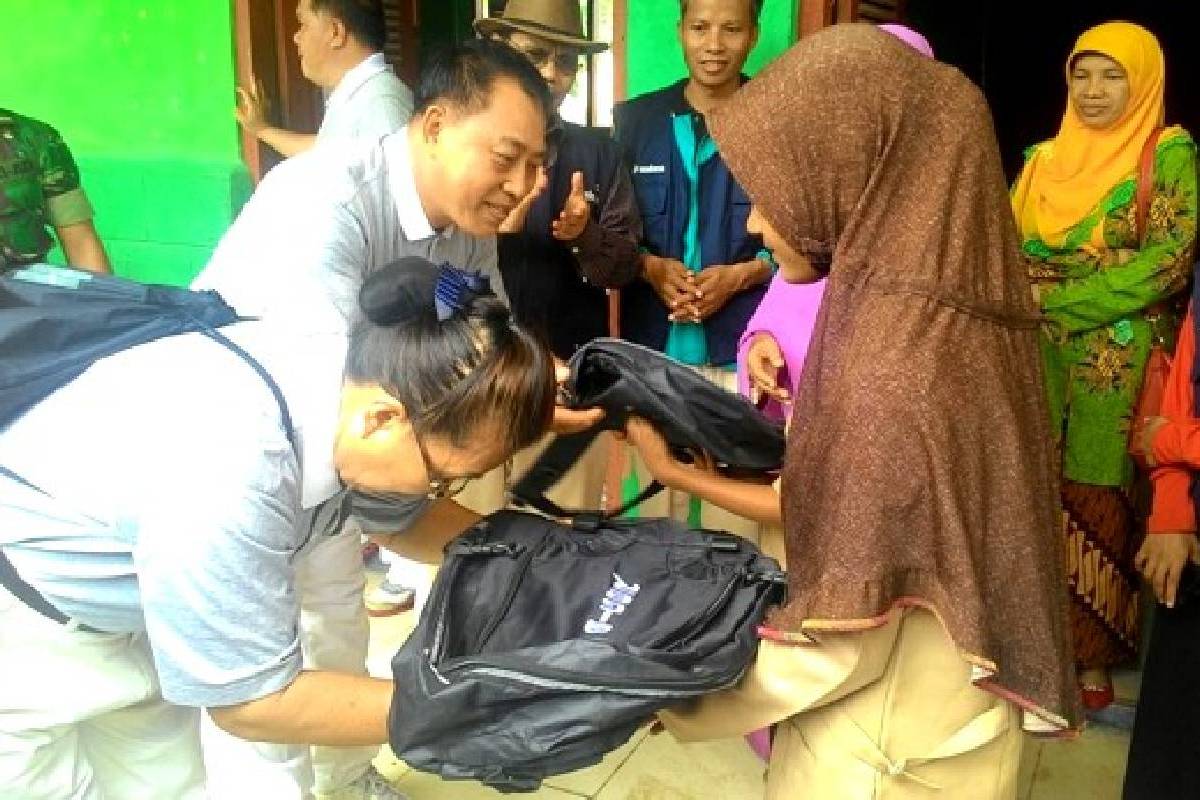 Tzu Chi Padang Bagikan Peralatan Sekolah untuk Siswa Korban Banjir