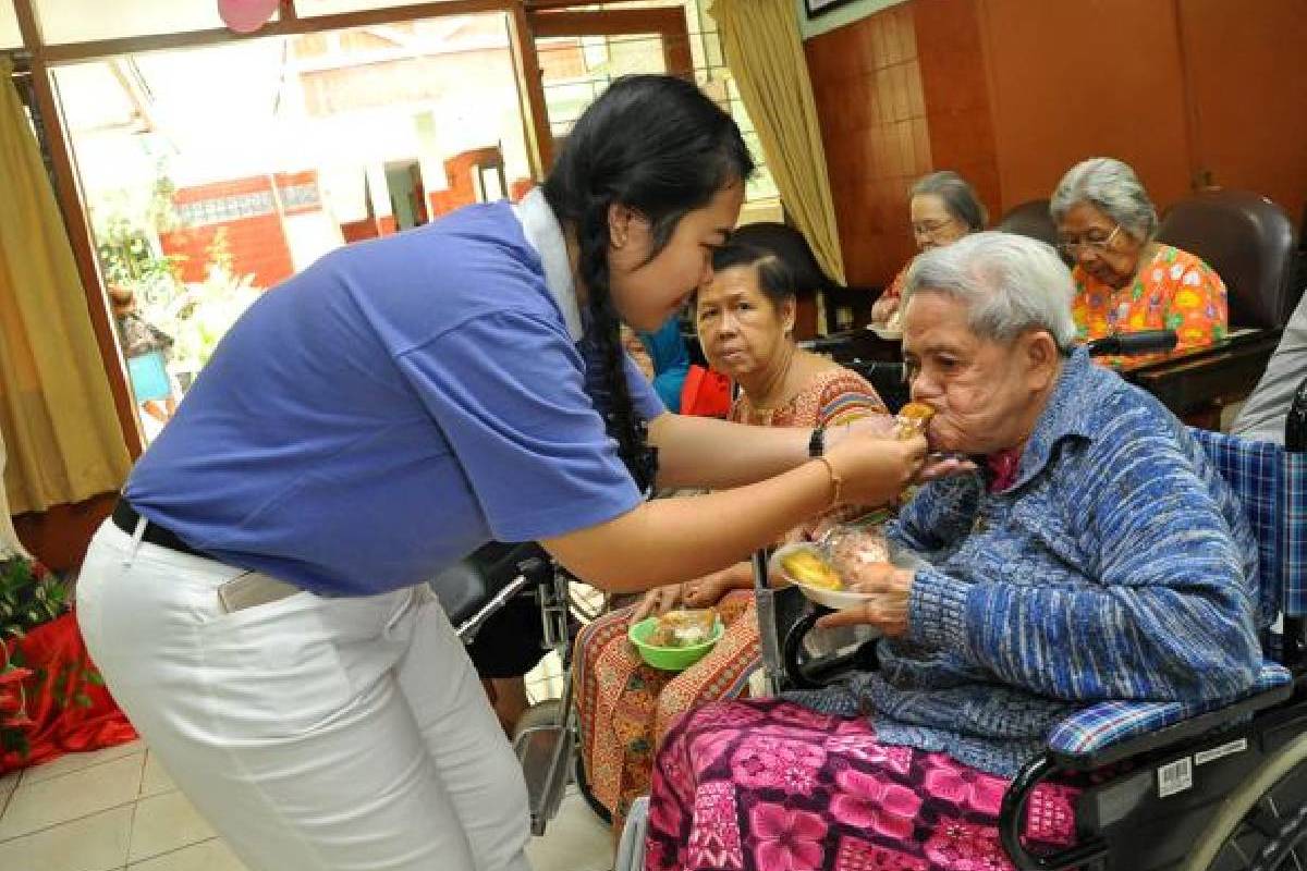 Memberi Kehangatan Batin untuk Oma dan Opa