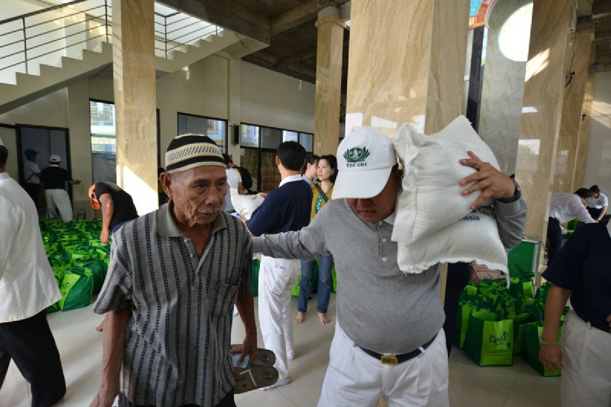 Paket Lebaran 2019: Tzu Chi Berbagi Bingkisan Lebaran, Tebar Kebahagiaan di Kamal Muara