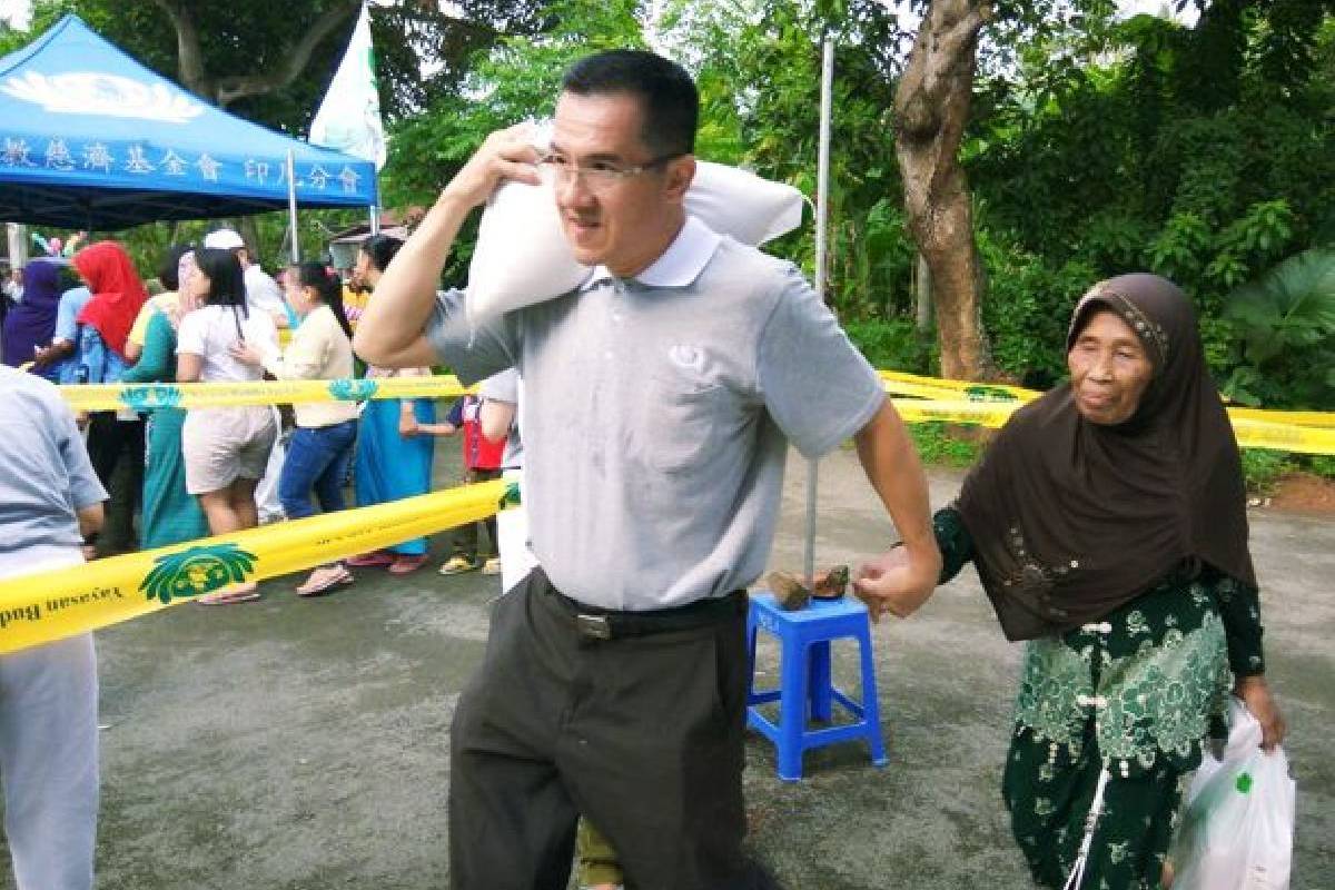 Relawan Tzu Chi Berbagi di Teluk Naga