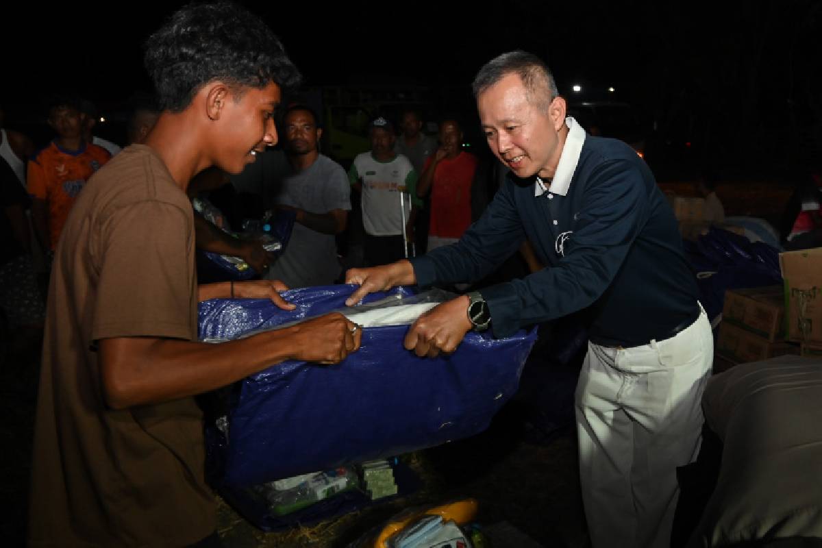 Tak Kenal Lelah, Relawan Tzu Chi Salurkan Bantuan hingga Malam untuk Warga Desa Satar Kampas