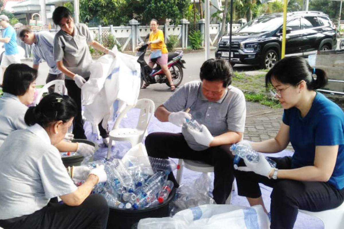 Hijaukan Bumi, Eratkan Silaturahmi Relawan Tzu Chi di Citra Garden 2