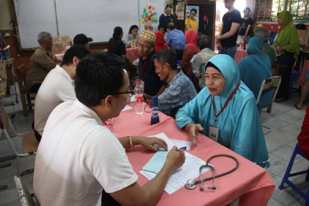 Baksos Degeneratif untuk Warga Teluk Gong