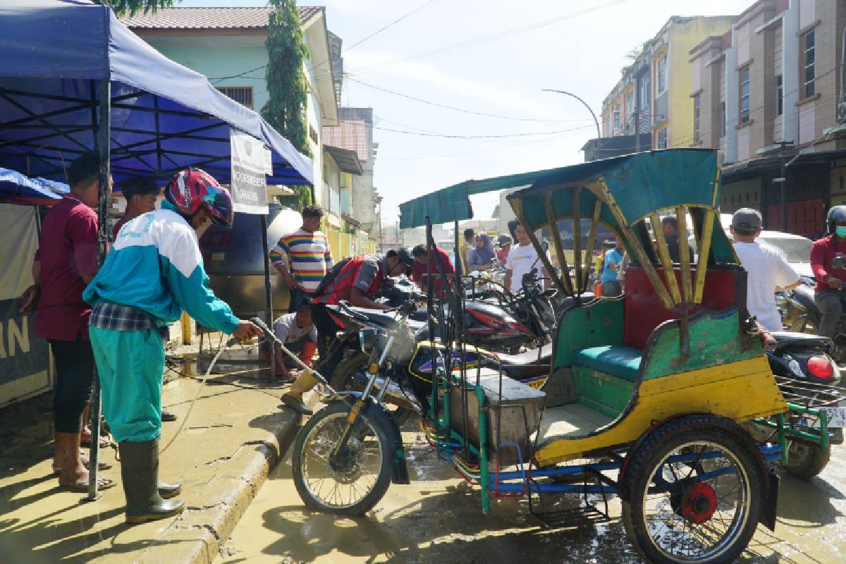 Banjir Sumatera: Layanan untuk Warga Kuala Simpang, dari Makanan Hingga Cuci Kendaraan