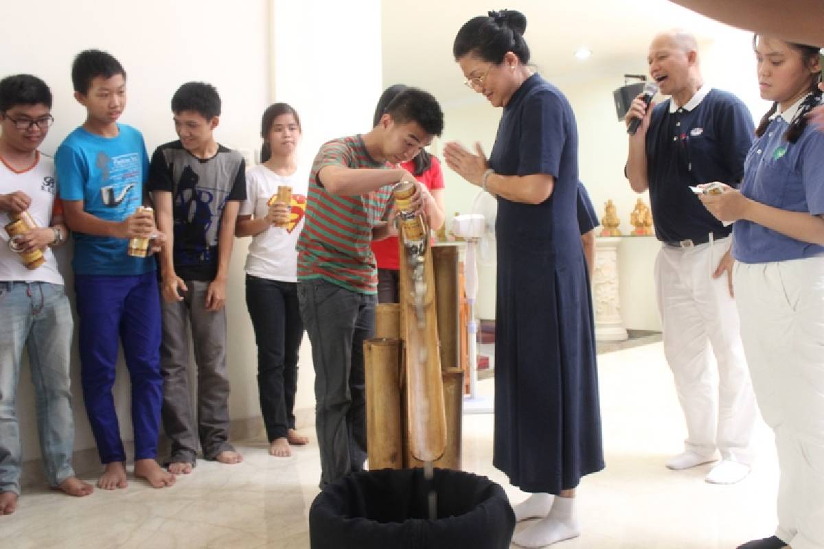 Penuangan Celengan di Vihara Guna Dharma Tiang Bendera Jakarta Utara