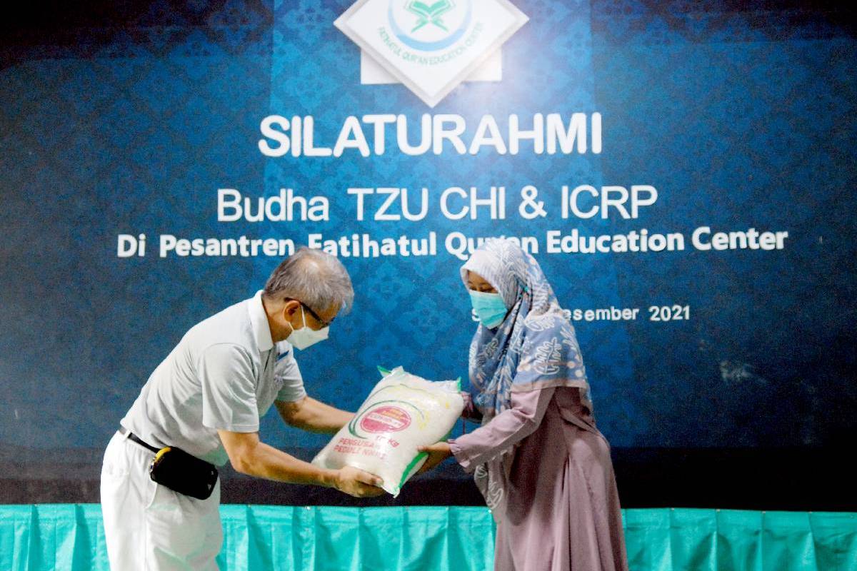 Satu Ton Beras untuk Pesantren Fatihatul Qur’an Bogor