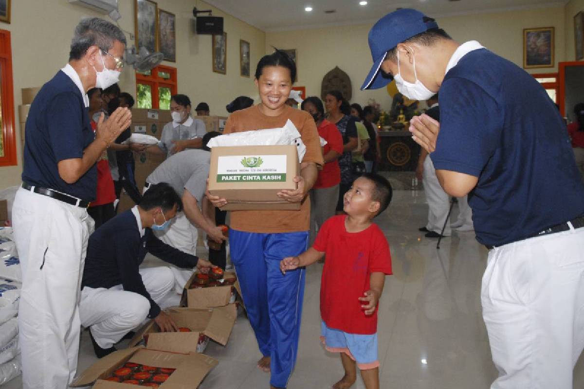 7.000 Paket Imlek untuk Warga Jabotabek dan Karawang