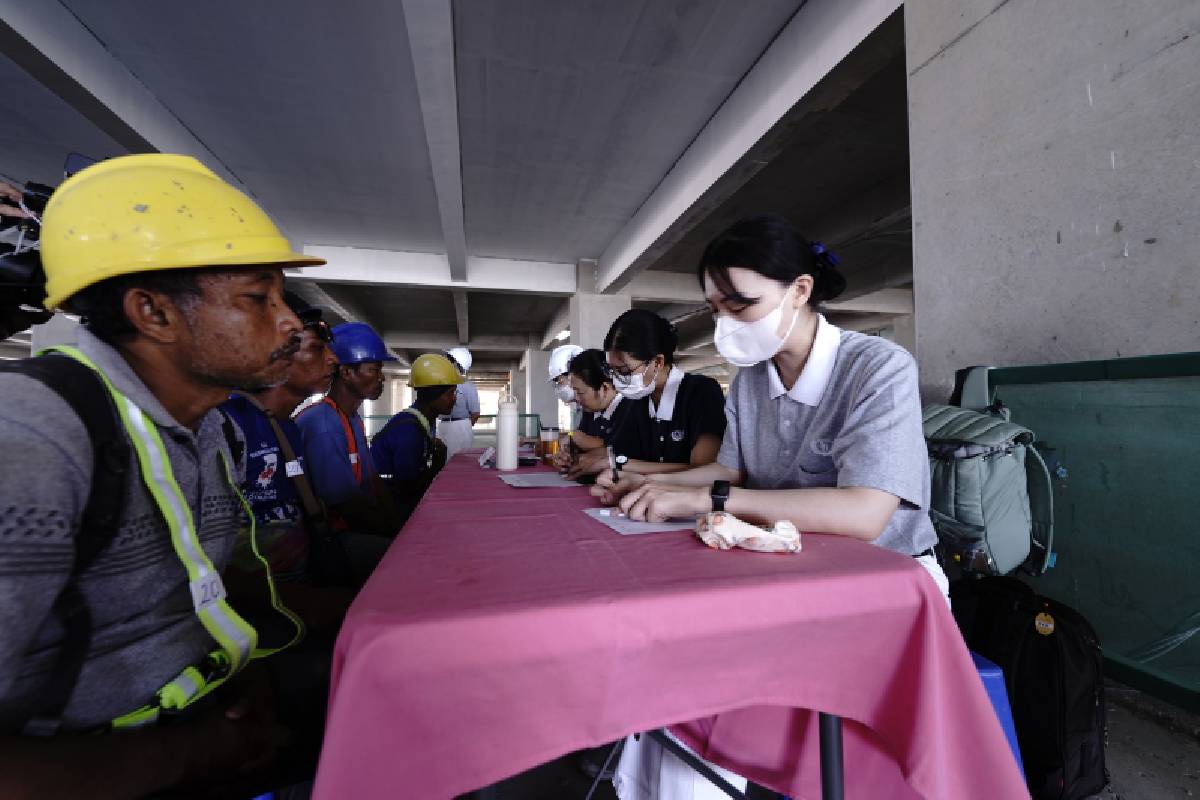 Welas Asih bagi Para Seniman Bangunan, Relawan Tzu Chi Gelar Pemeriksaan Kesehatan 