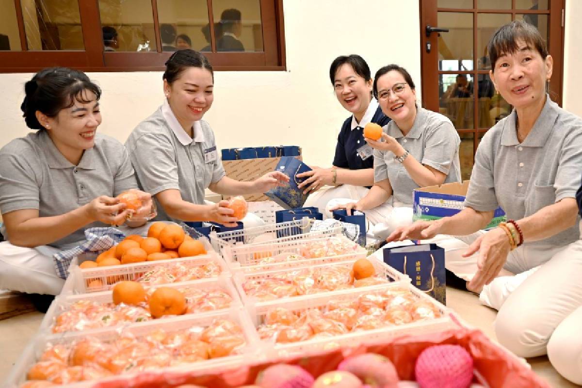 Meneruskan Jejak Cinta Kasih Sang Suami