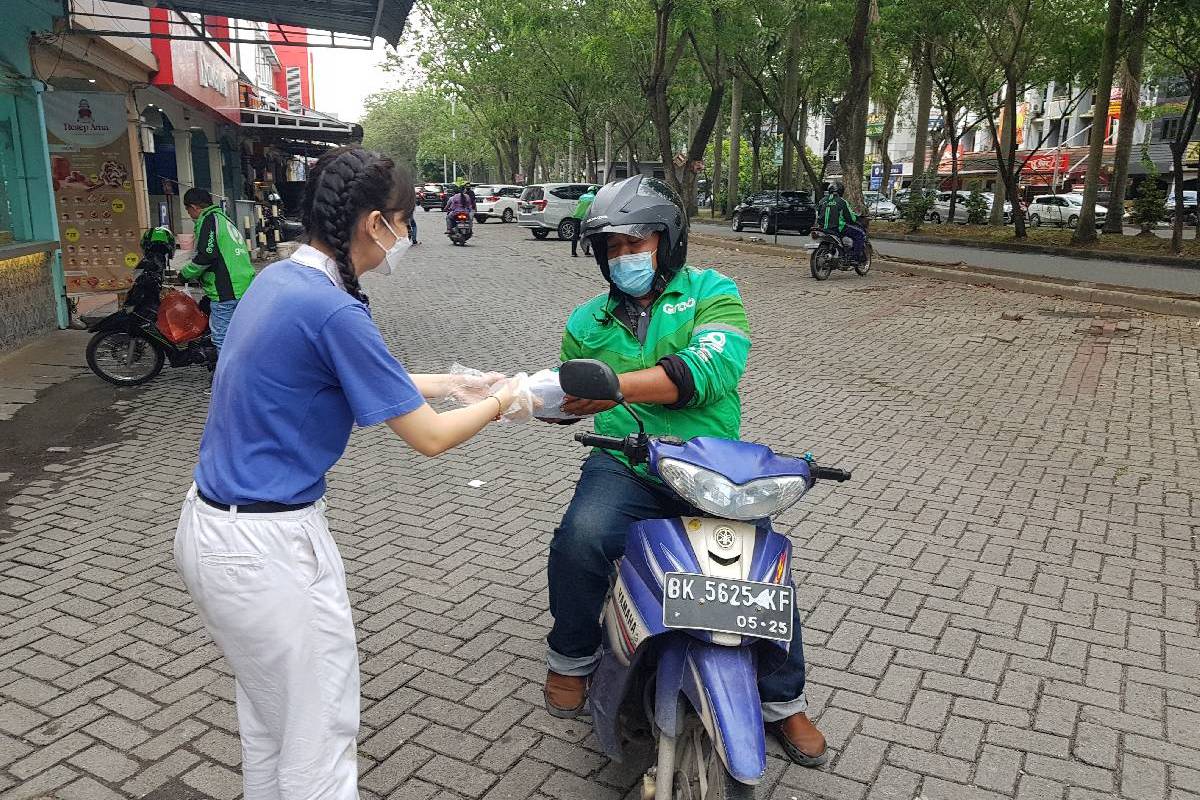 Membagikan Takjil Cinta Kasih