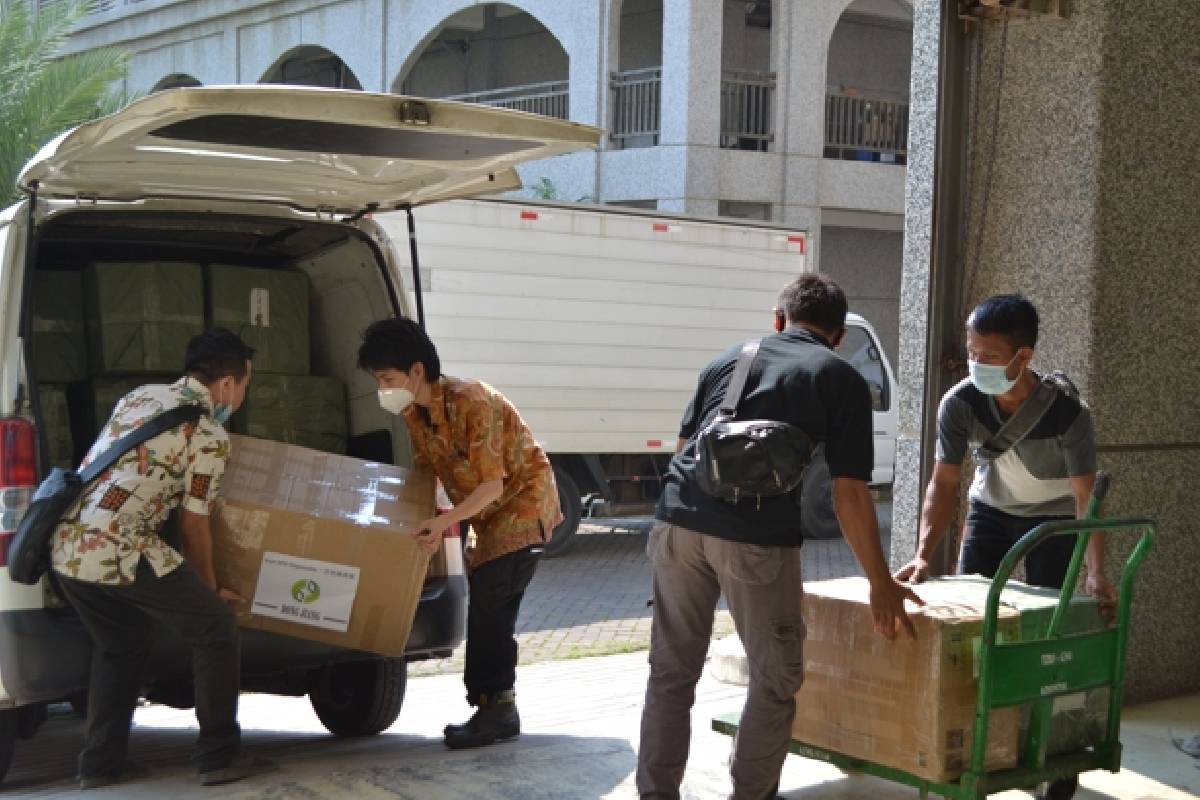 PT. Dong Jiang Salurkan Bantuan Penanganan Covid Melalui Tzu Chi