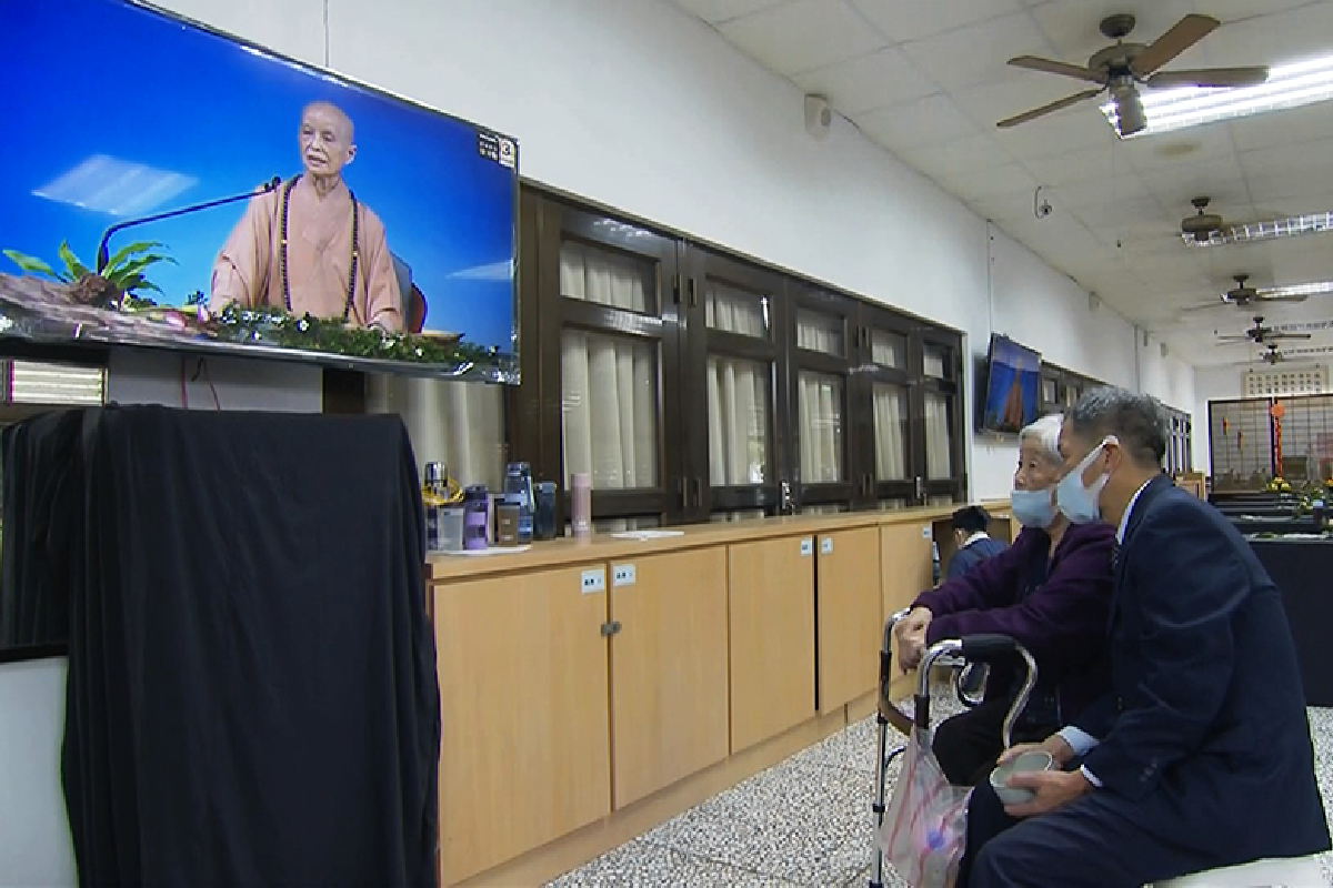 Ceramah Master Cheng Yen: Menyerap Inti Sari Dharma ke Dalam Hati dan Mengemban Tekad Guru   