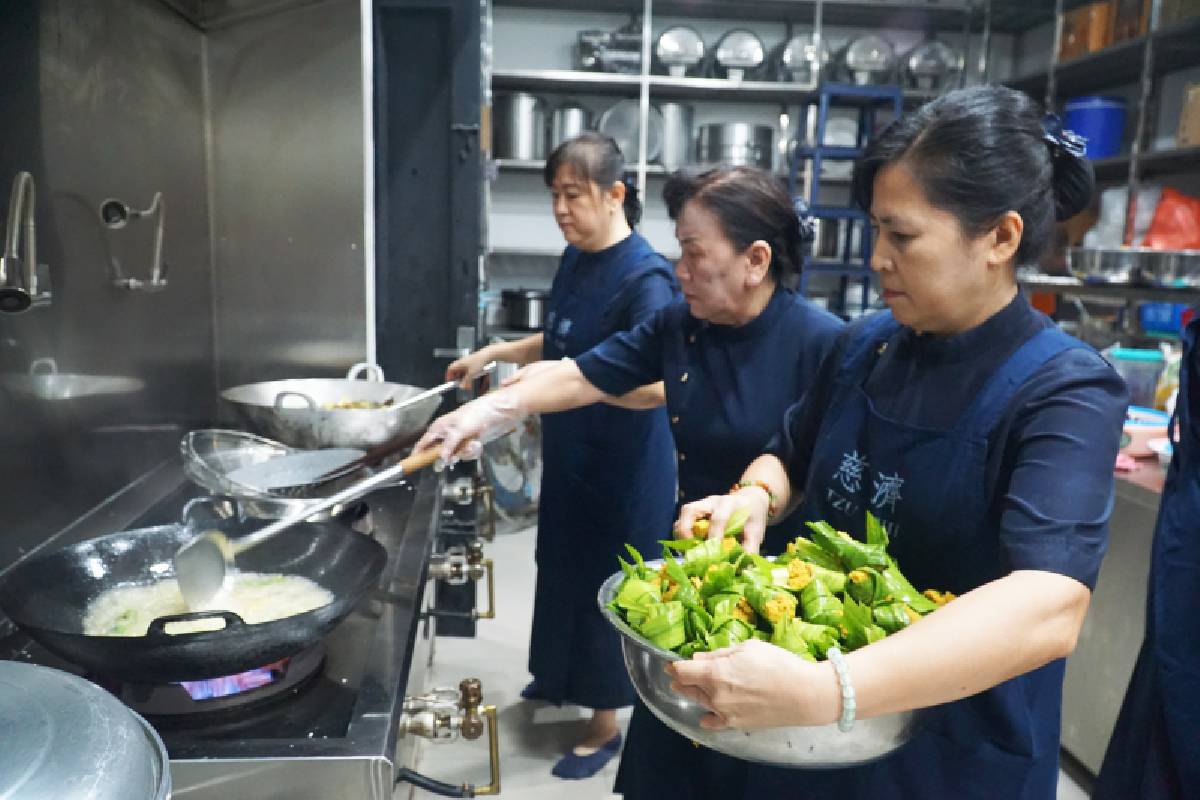 Tzu Chi Medan Gelar Catering Vegan Selama Bulan Tujuh Penuh Berkah