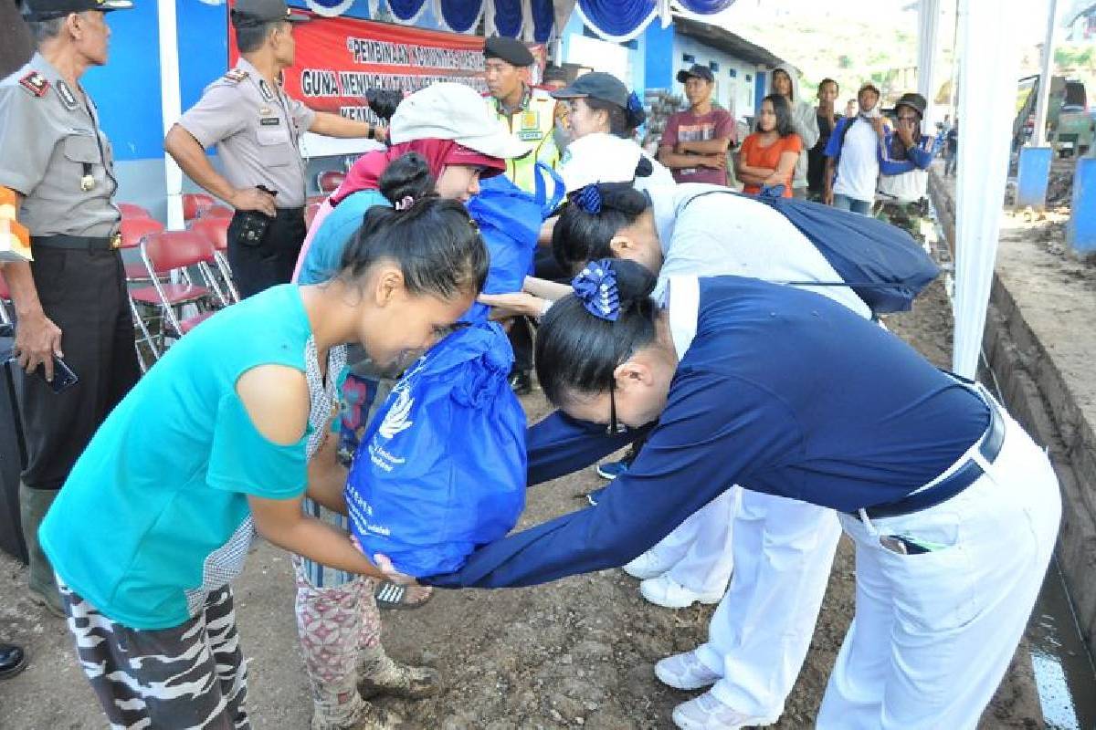 Pembagian Paket Sembako Cinta Kasih di TPA Sarimukti