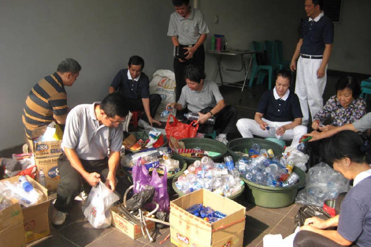 Bersemangat dan Tekun Dalam Kegiatan Pemilahan Barang Daur Ulang   