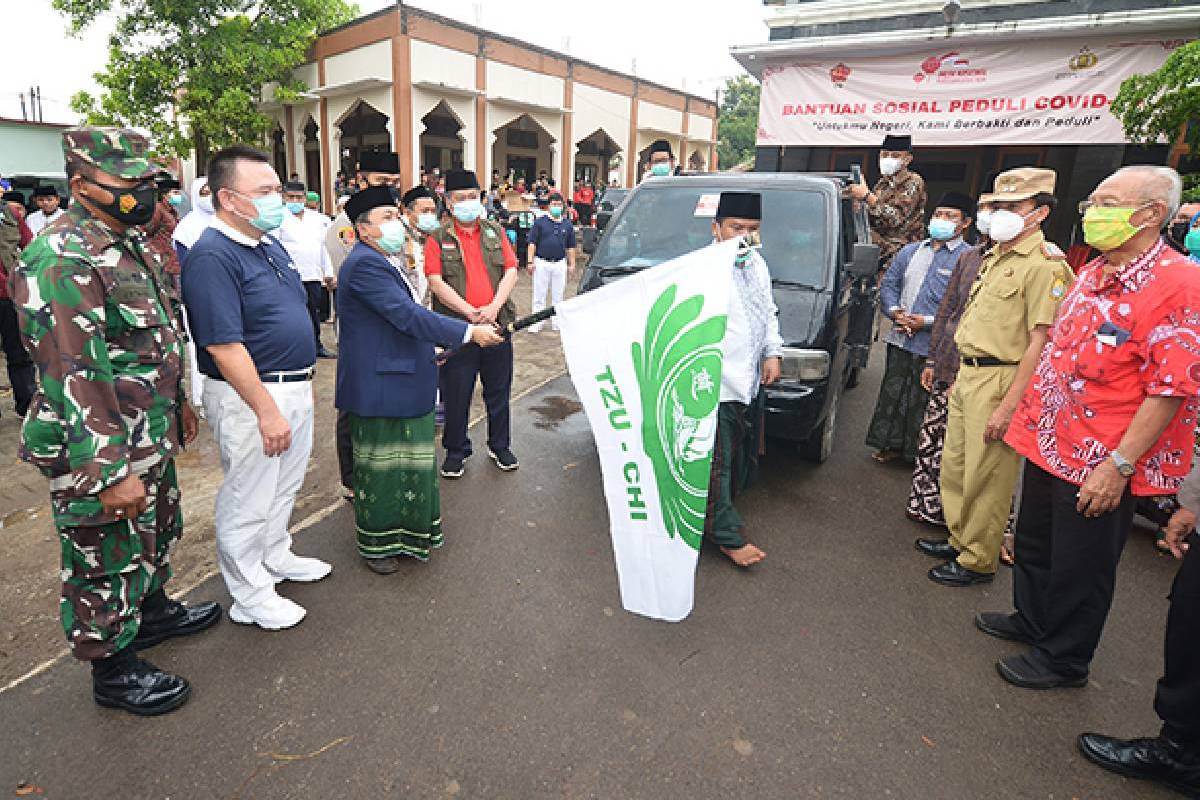 Bantuan Beras dan Masker Medis di Kempek, Cirebon