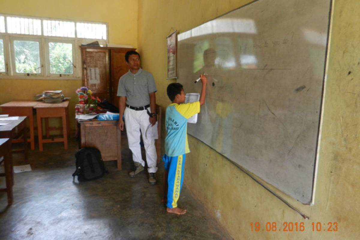 Program Kelas Bahasa Inggris untuk Siswa SD di Desa Jak Luay