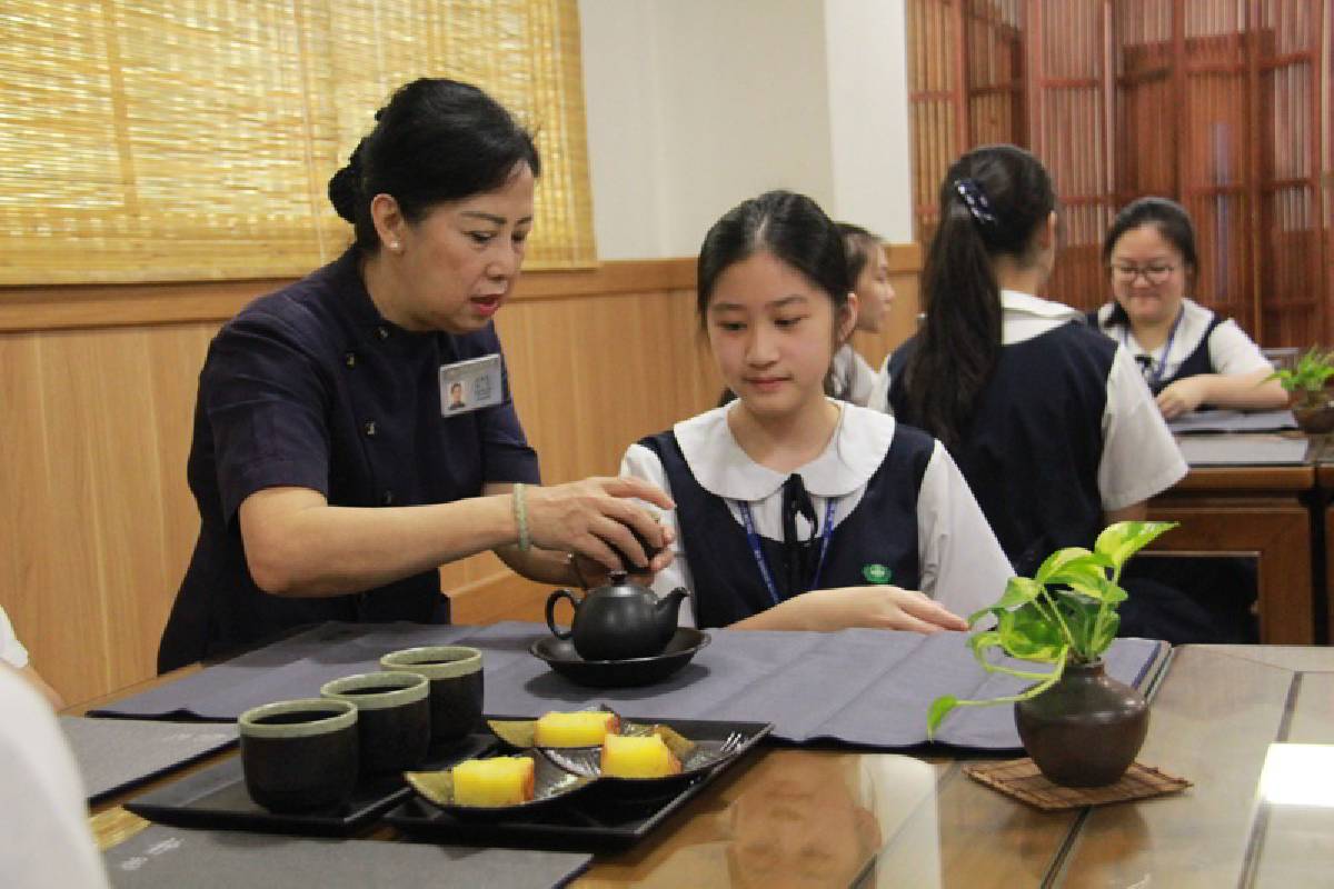 Membangun Karakter yang Baik Melalui Kelas Saji Teh