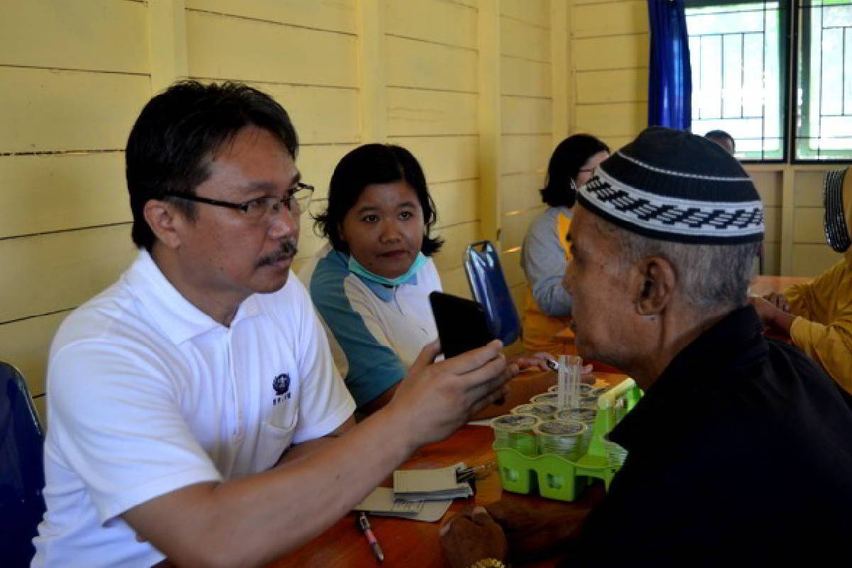 Melayani Kesehatan Orang Tua Lanjut Usia di Desa Panimba Raya dan Desa Tanjung Paring