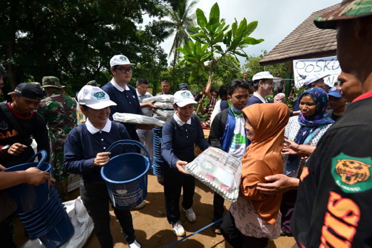 Tzu Chi Salurkan Bantuan Tsunami di Kecamatan Sumur