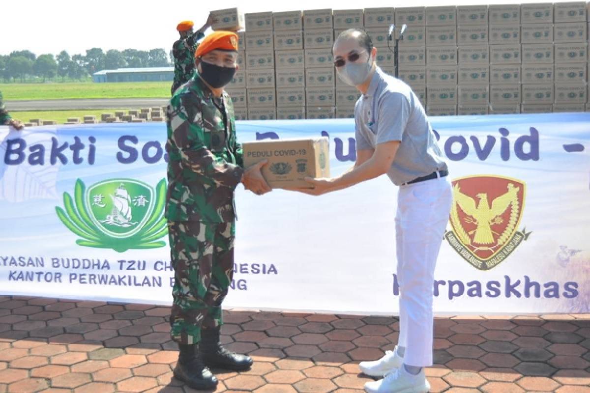 Tzu Chi Bandung Bersama Korps Paskhas AU Bagikan 1000 Paket Sembako. 