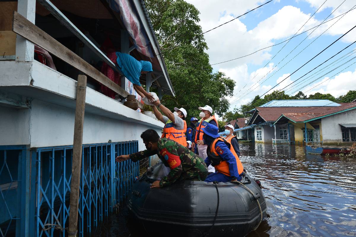 Salurkan Bantuan Korban Banjir Sintang, Tzu Chi Bersinergi dengan Kodim 1205/STG