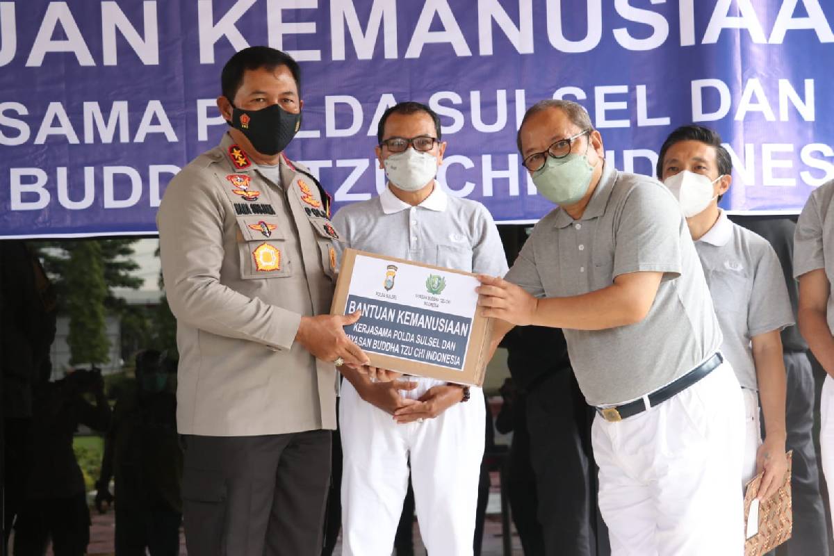 Tzu Chi Makassar Gandeng Polda Sulsel Salurkan 4.500 Paket Bantuan 