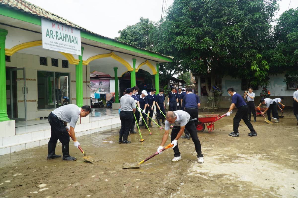 Hari keempat pasca banjir, Tzu Chi Medan terus hadir: Bersihkan Masjid, Bersihkan sekolah, dan salurkan makanan