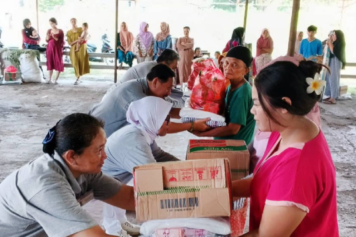 Bantuan untuk Korban Longsor di Bantaran Sungai Cipamingkis, Bekasi, Jawa Barat