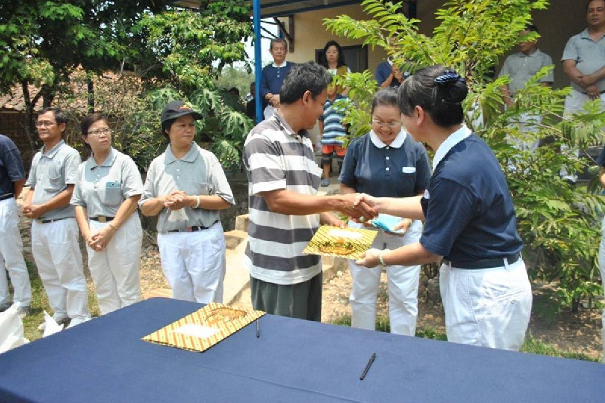 Pembagian Beras Cinta Kasih Bagi Warga Kampung Simpak, Bogor