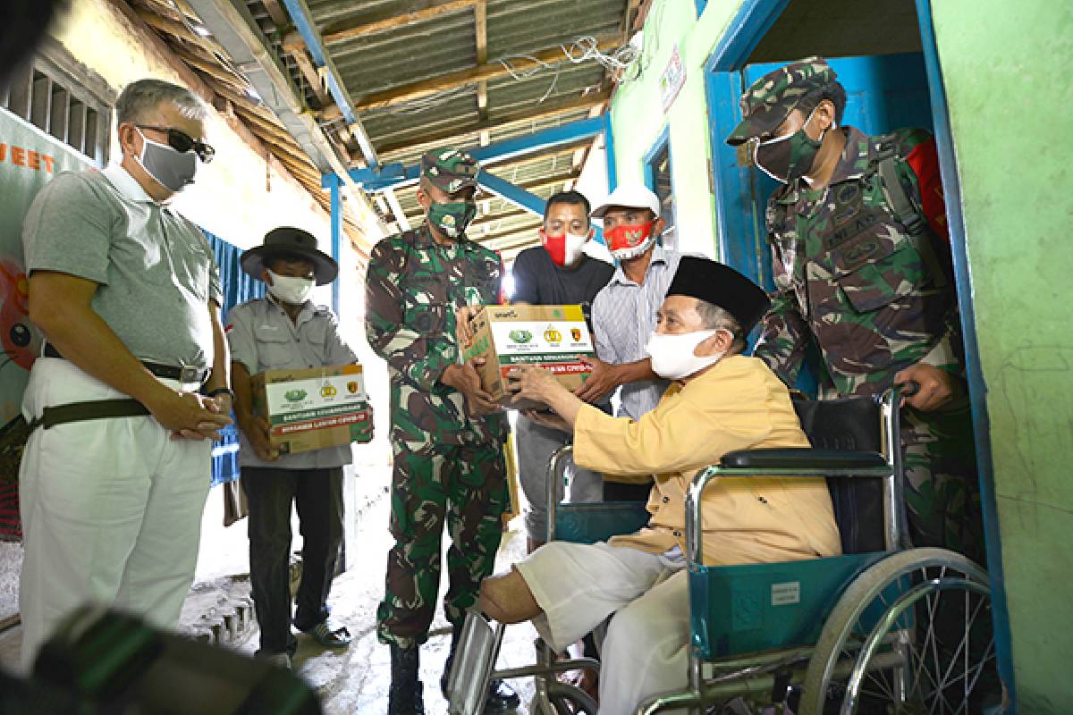 Peduli Warga Panunggangan Barat, Tzu Chi Salurkan 300 Paket Sembako